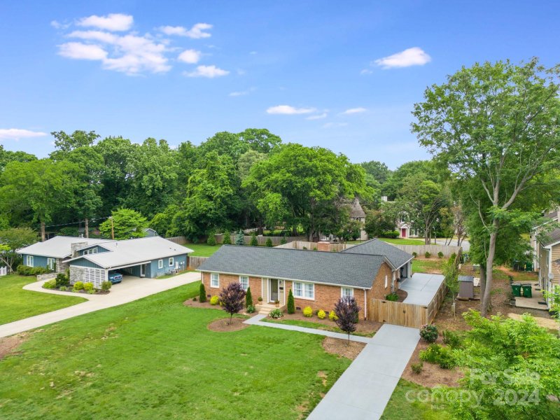 Property image 2 at 3200 Driftwood Drive, Charlotte, NC 28205