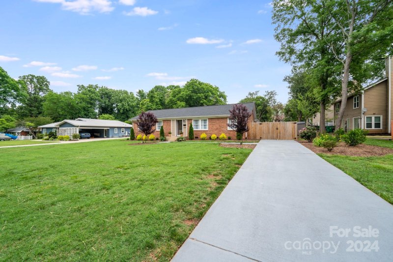 Property image 4 at 3200 Driftwood Drive, Charlotte, NC 28205