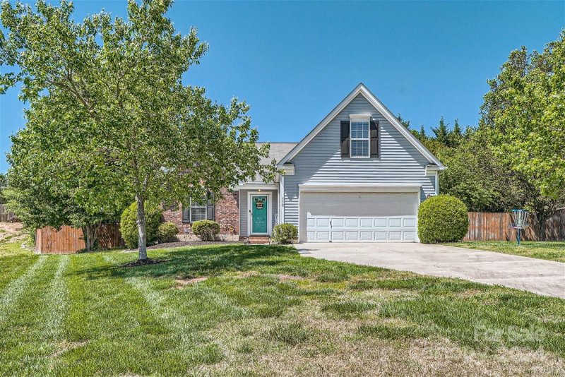 Property image 2 at 112 Crest Oak Lane, Mount Holly, NC 28120