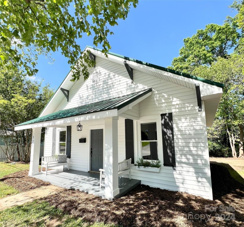 321 W Lowrance Avenue