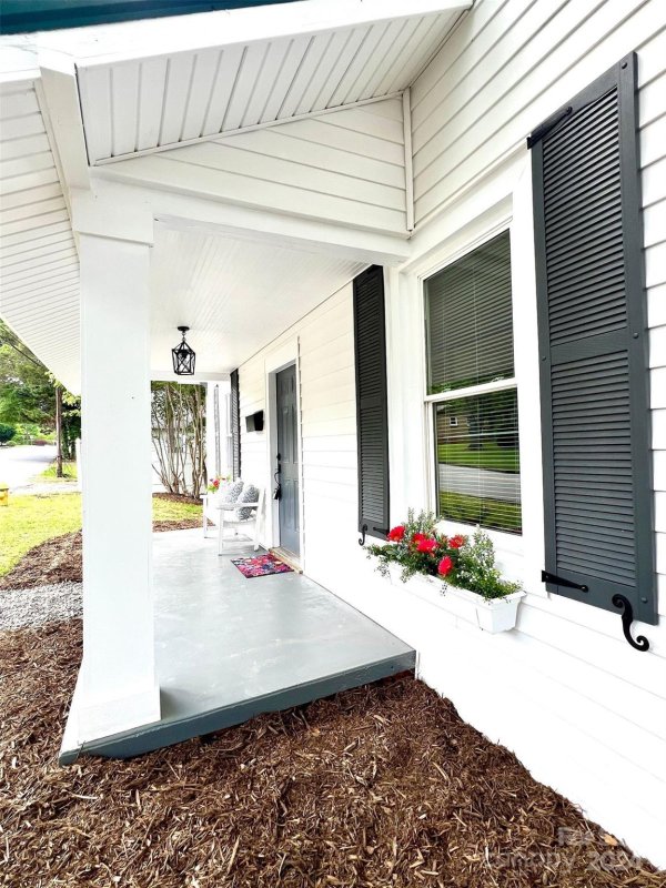 Property image 3 at 321 W Lowrance Avenue, Mooresville, NC 28115