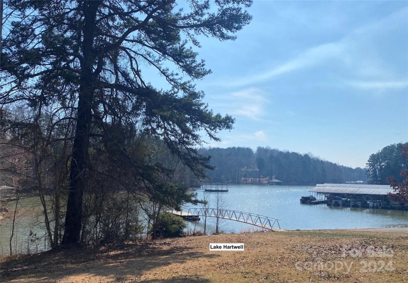 Property image 4 of 104 Tomahawk Court in Chickasaw Point, Westminster, SC 29693