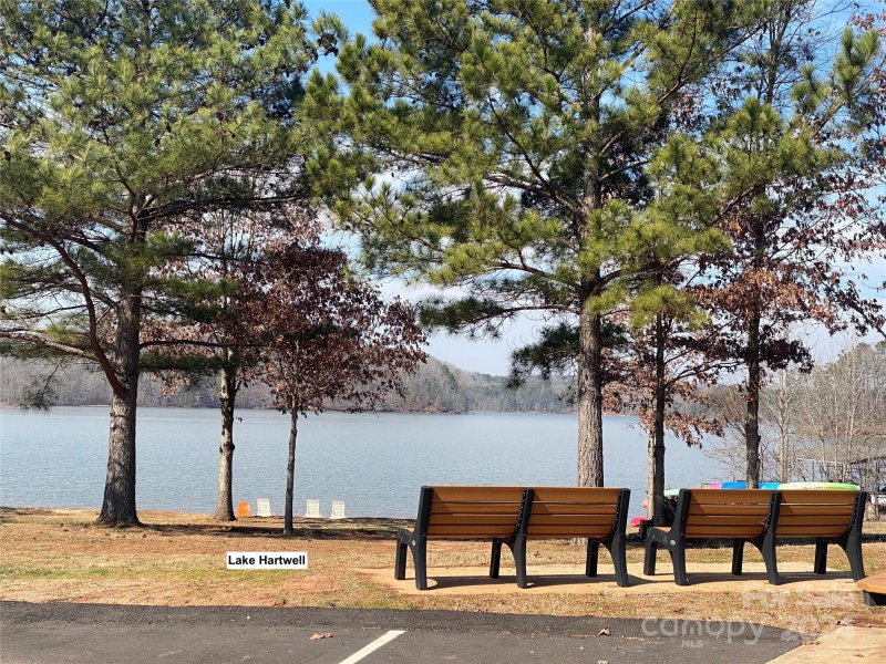 Property image 5 of 104 Tomahawk Court in Chickasaw Point, Westminster, SC 29693