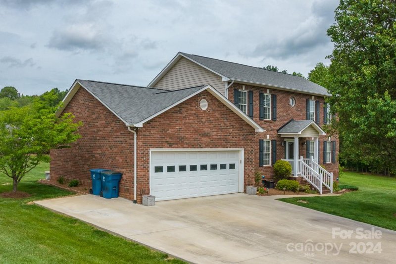 Property image 2 at 5938 Pinewinds Drive, Hickory, NC 28602