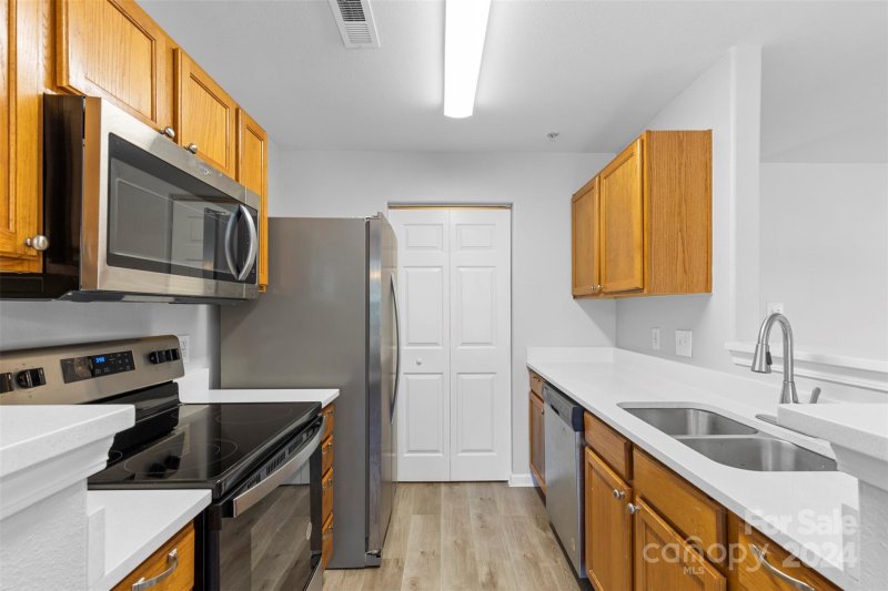 Property image 3 at 1104 Plaza Walk Drive, Charlotte, NC 28215