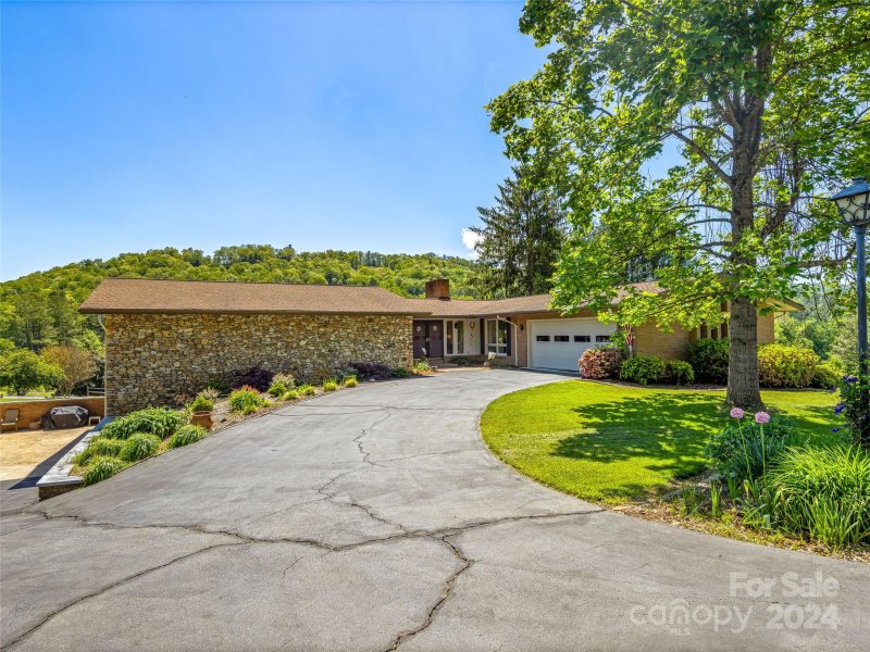 Property image 3 at 220 Northfield Court, Hendersonville, NC 28739