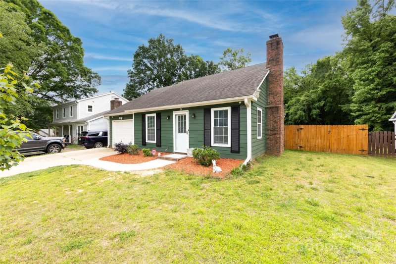 Property image 3 at 8200 Meadowdale Lane, Charlotte, NC 28227