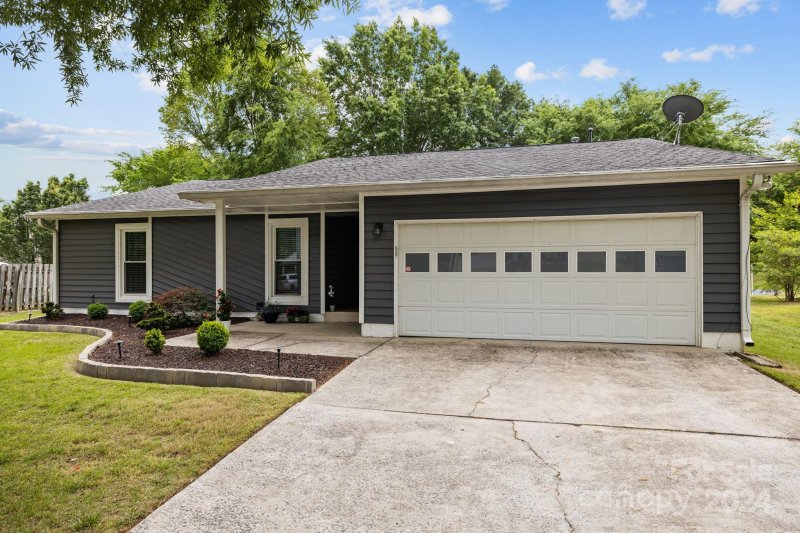 Property image 2 at 10933 Coachman Circle, Charlotte, NC 28277