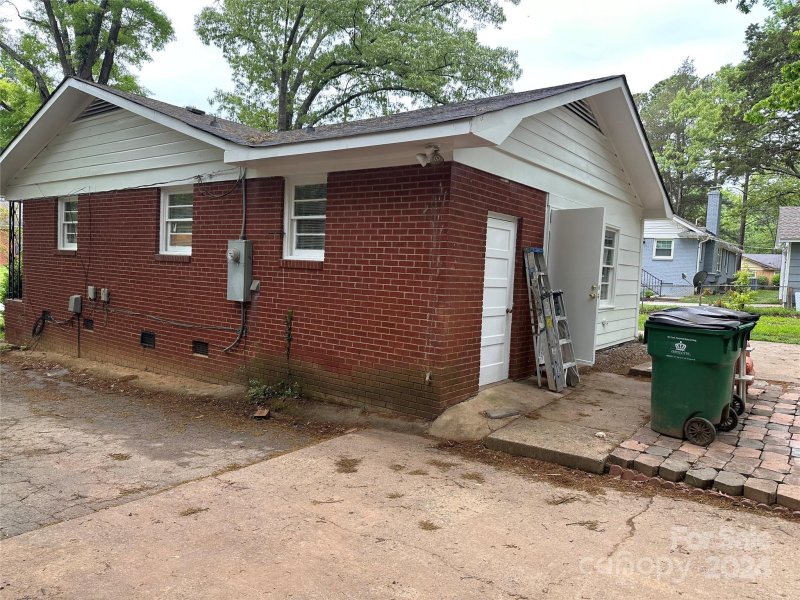 Property image 2 at 2211 Maplecrest Drive, Charlotte, NC 28212