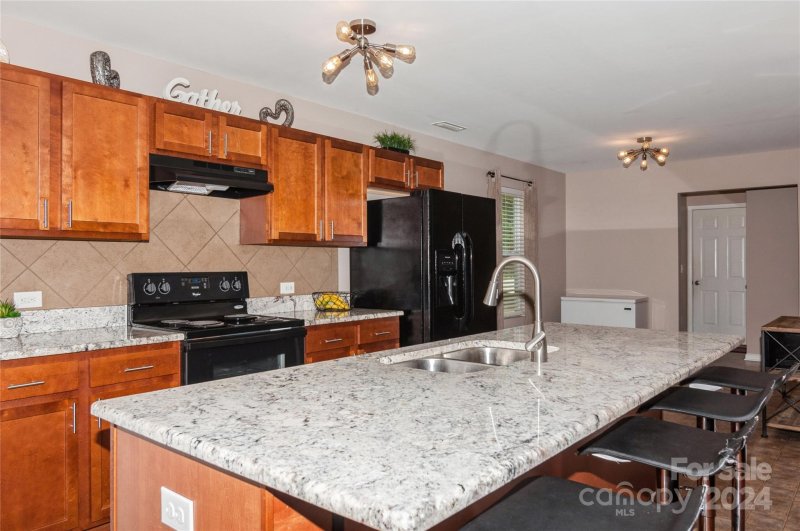 Property image 5 at 6034 Crossvine Lane, Charlotte, NC 28215