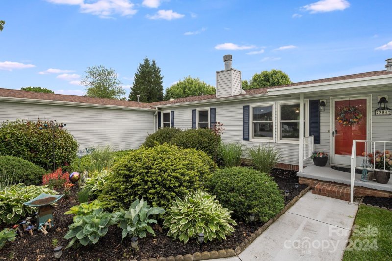 Property image 2 at 304 Forsythia Court, Hendersonville, NC 28739