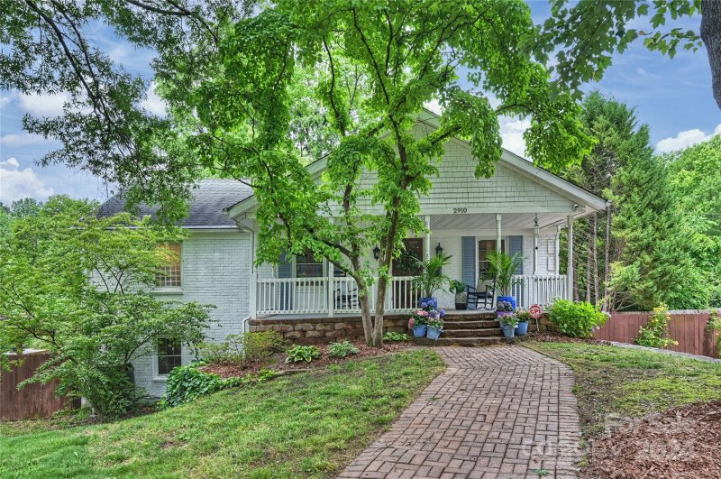 Property image 2 at 2910 Brookridge Lane, Charlotte, NC 28211