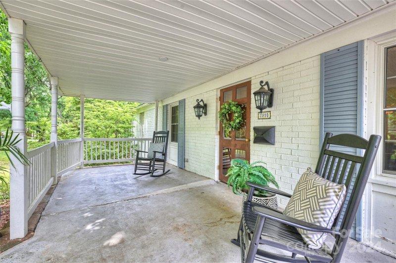 Property image 4 at 2910 Brookridge Lane, Charlotte, NC 28211
