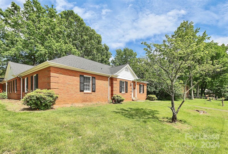 Property image 3 at 1001 Wimbledon Road, Charlotte, NC 28209