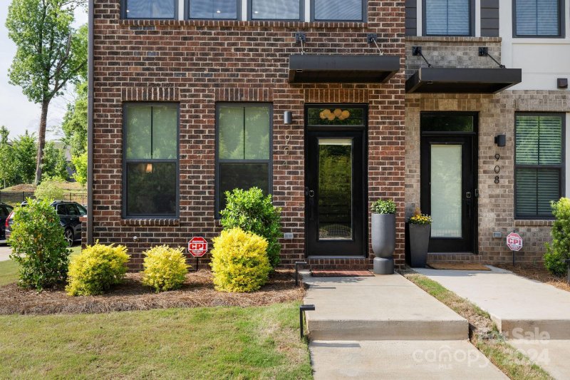 Property image 2 at 904 Broad River Lane, Charlotte, NC 28211