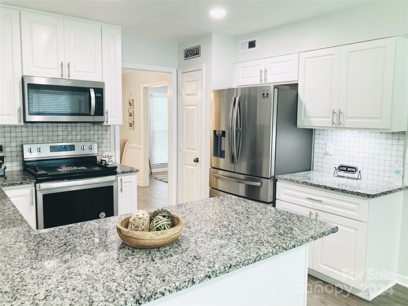 Property image 2 at 13614 Strathaven Drive, Matthews, NC 28105