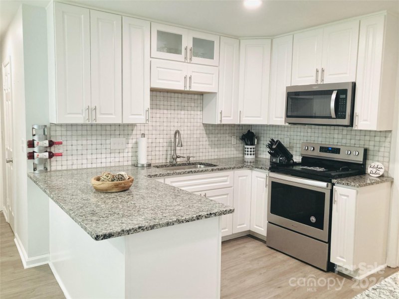 Property image 3 at 13614 Strathaven Drive, Matthews, NC 28105