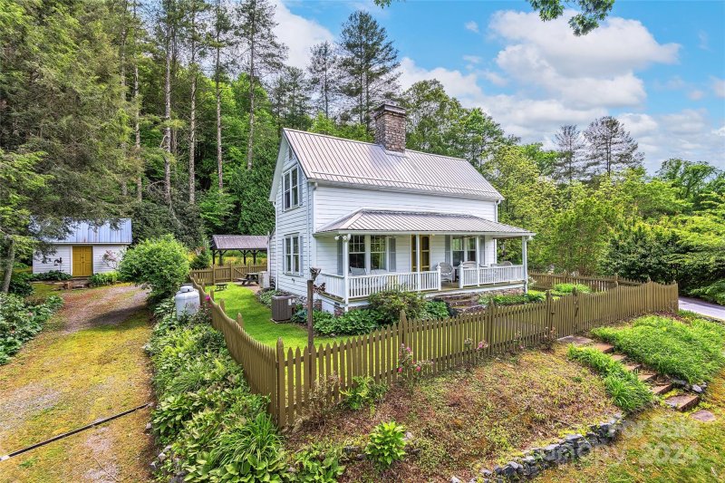 Property image 2 at 95 Hubbard Circle, Penrose, NC 28766