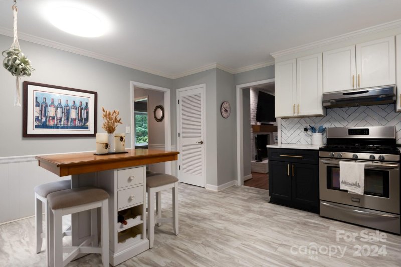 Property image 3 at 1900 Knell Drive, Charlotte, NC 28212