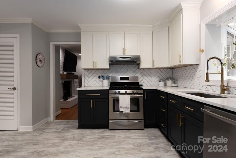 Property image 5 at 1900 Knell Drive, Charlotte, NC 28212