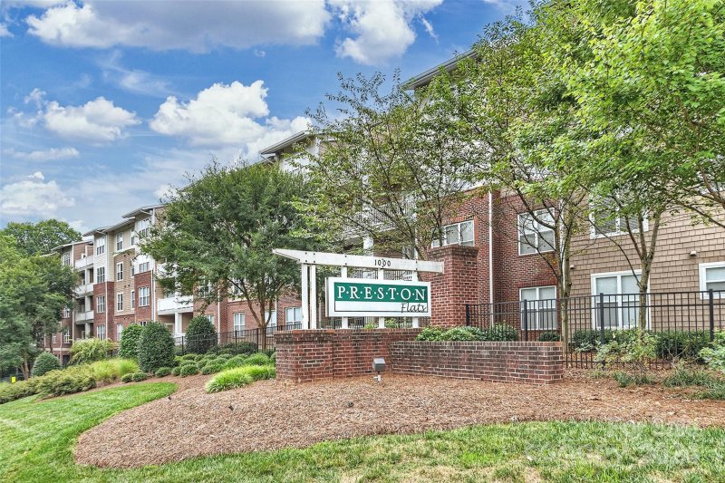 Property image 2 at 1000 E Woodlawn Road, Charlotte, NC 28209