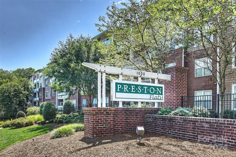 Property image 3 at 1000 E Woodlawn Road, Charlotte, NC 28209