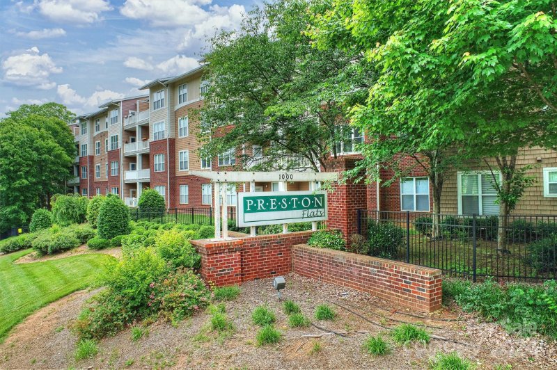 Property image 5 at 1000 E Woodlawn Road, Charlotte, NC 28209