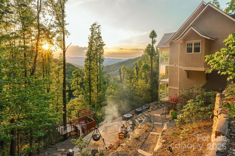 Property image 2 of 32 Timberwolf Court in Reynolds Mountain, Asheville, NC 28804