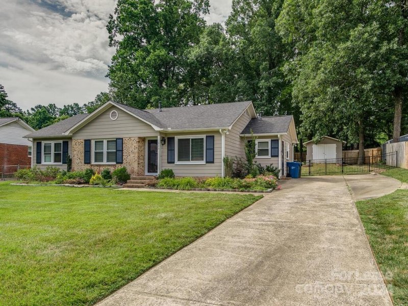 Property image 2 at 325 Clearbrook Road, Matthews, NC 28105