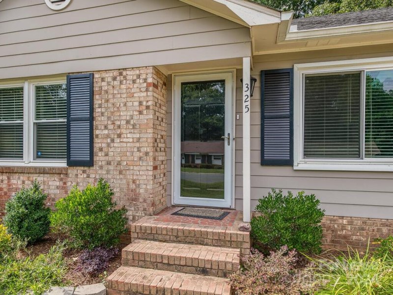 Property image 3 at 325 Clearbrook Road, Matthews, NC 28105