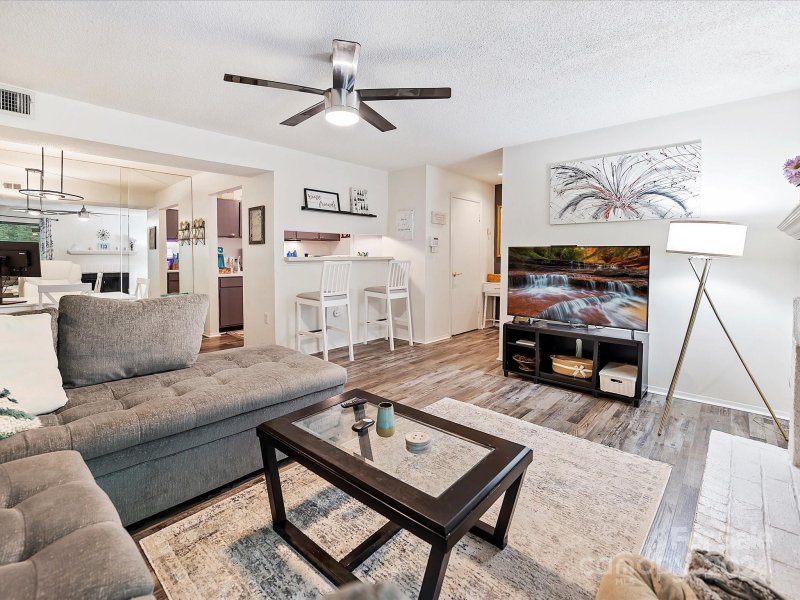 Property image 3 at 5020 Sardis Road, Charlotte, NC 28270