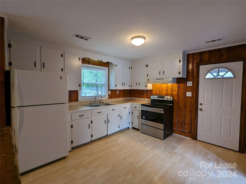 Property image 4 at 3739 Fieldcrest Road, Charlotte, NC 28217