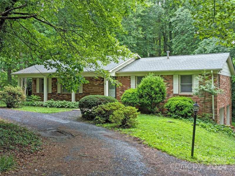 Property image 3 at 146 Surry Lane, Hendersonville, NC 28791