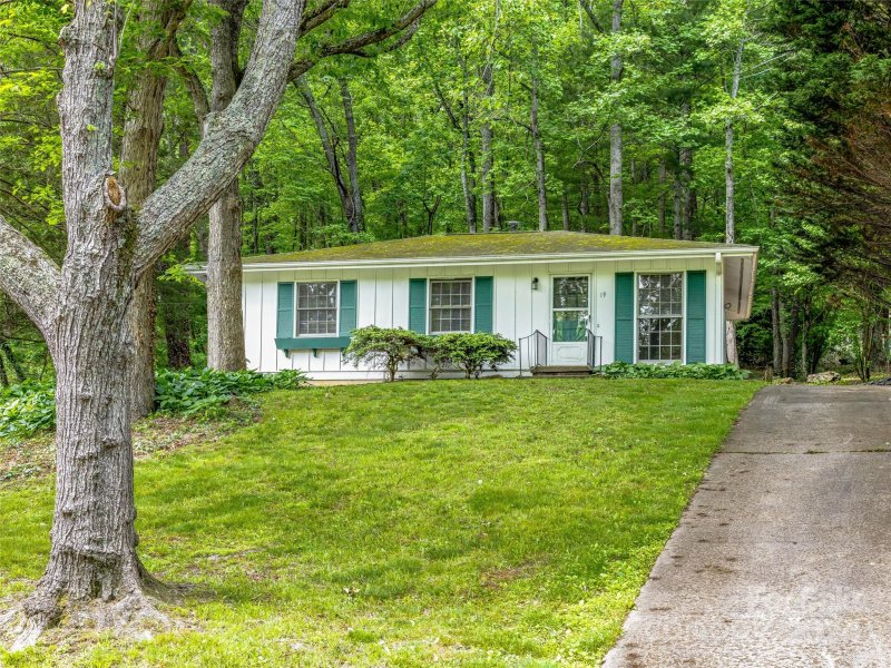 Property image 2 at 19 Hillview Circle, Asheville, NC 28805