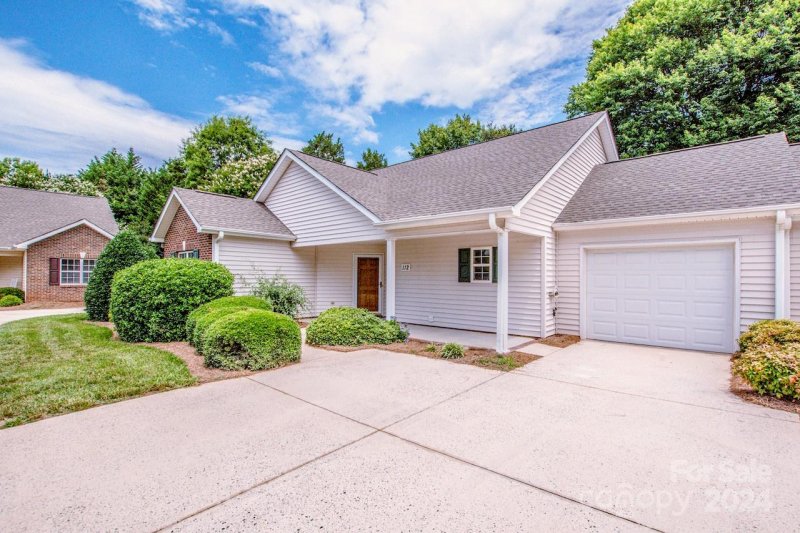 Property image 2 at 112 Oak Village Parkway, Mooresville, NC 28117