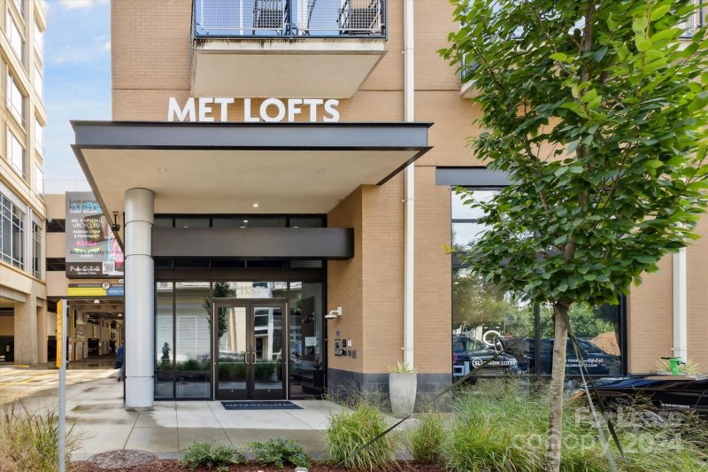 1133 Metropolitan Avenue