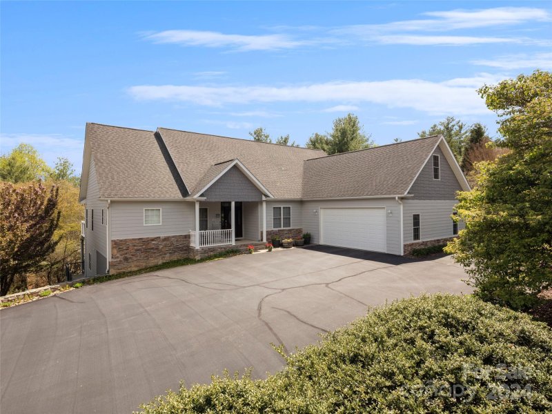 Property image 2 at 860 Rickel Drive, Hendersonville, NC 28739