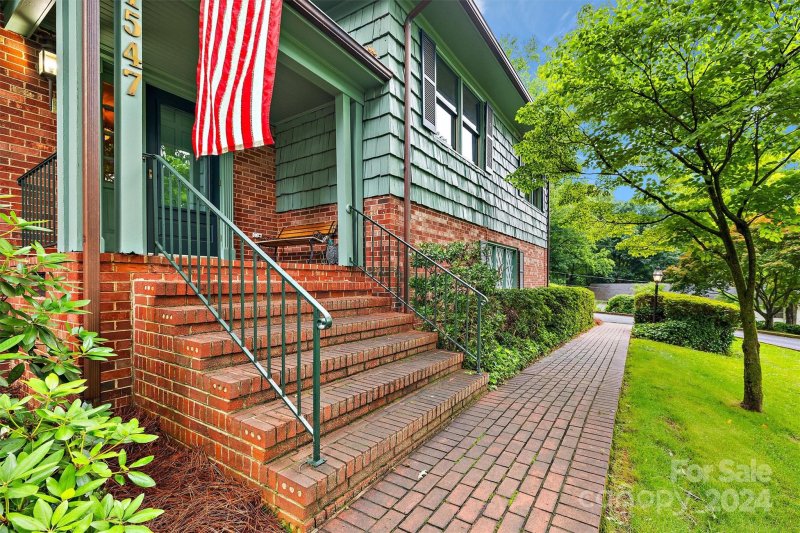 Property image 2 at 1547 Brentwood Circle, Newton, NC 28658