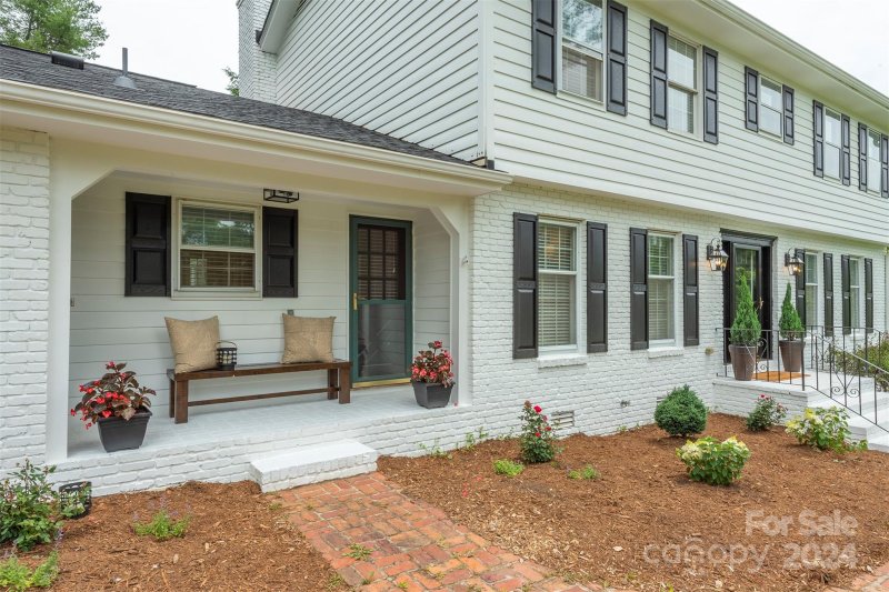 Property image 2 at 207 Newport Road, Hendersonville, NC 28739