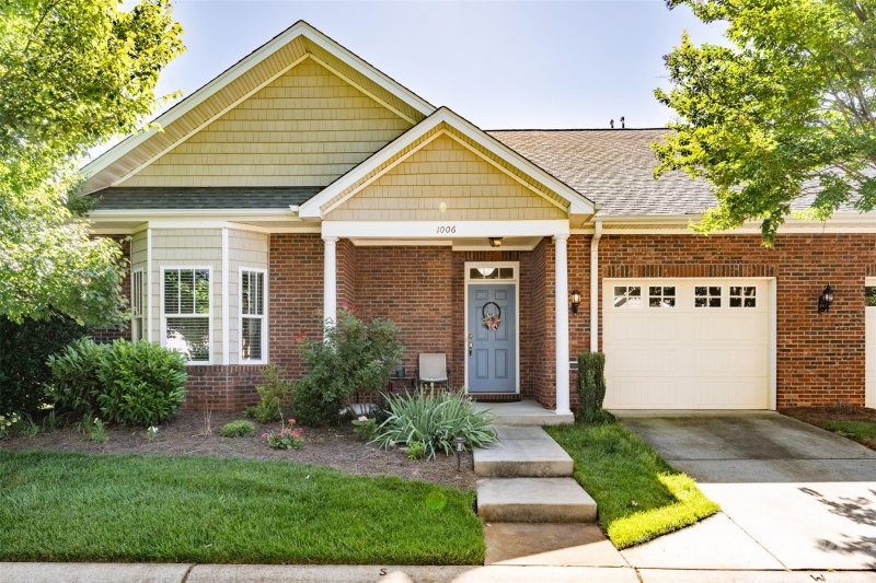 1006 The Glen Street