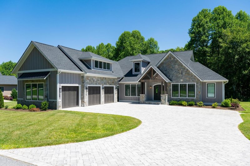 Property image 3 at 582 Skytop Farm Lane, Hendersonville, NC 28791