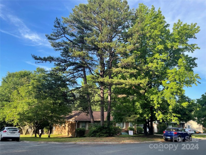 Property image 5 at 2718 Cedarwild Road, Charlotte, NC 28212