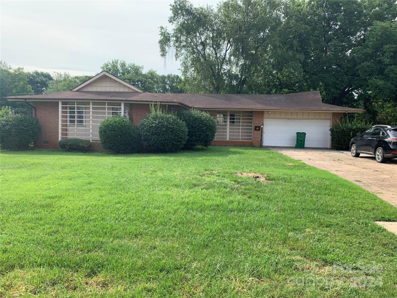 Property image 4 of 9400 Sandburg Avenue in College Downs, Charlotte, NC 28213