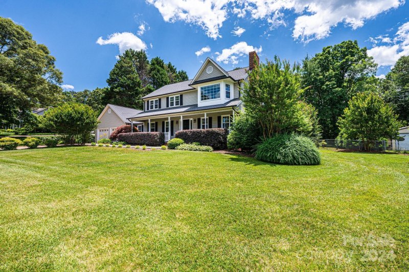 Property image 3 at 4044 Pinecrest Drive, Hickory, NC 28601