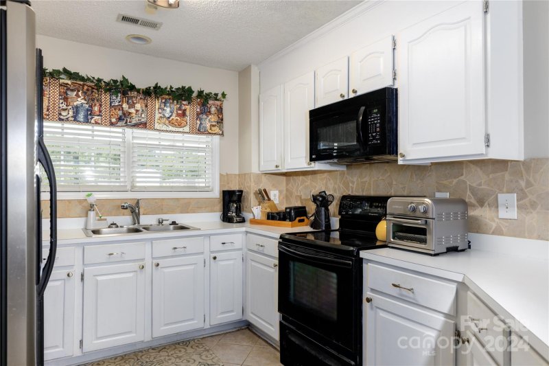 Property image 4 at 608 Pepper Ann Lane, Matthews, NC 28104