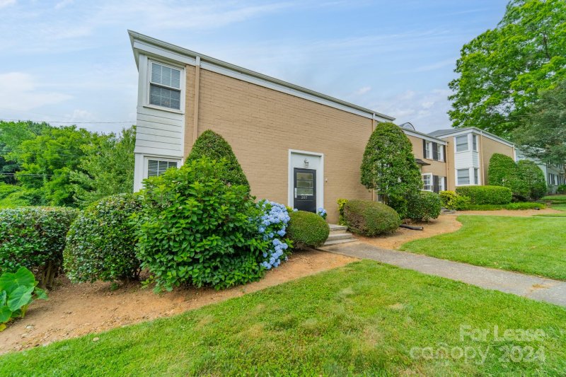 Property image 3 at 307 Wakefield Drive, Charlotte, NC 28209
