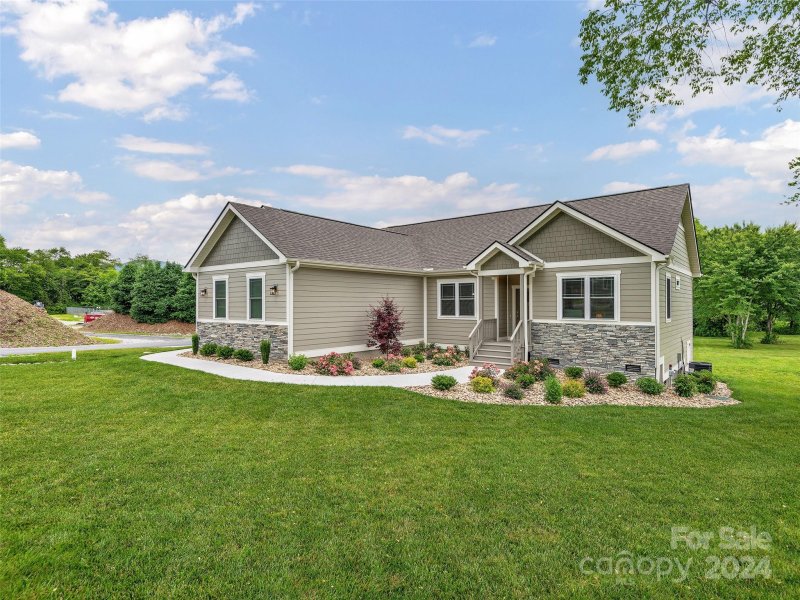 Property image 2 at 126 Casting Lane, Hendersonville, NC 28792