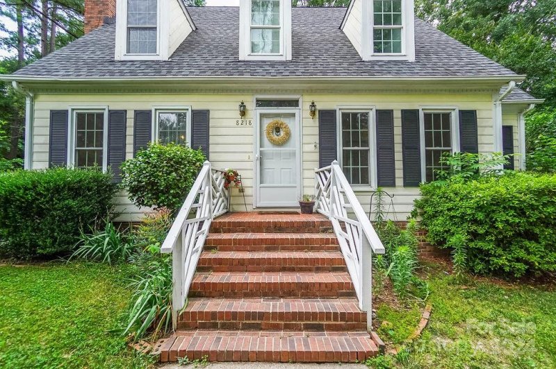 Property image 2 at 8218 Castlekeep Road, Charlotte, NC 28226