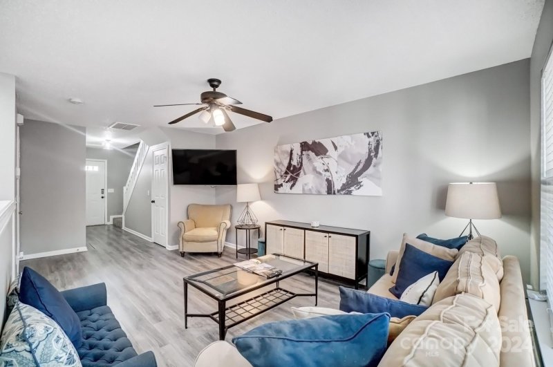 Property image 3 at 10050 University Park Lane, Charlotte, NC 28213