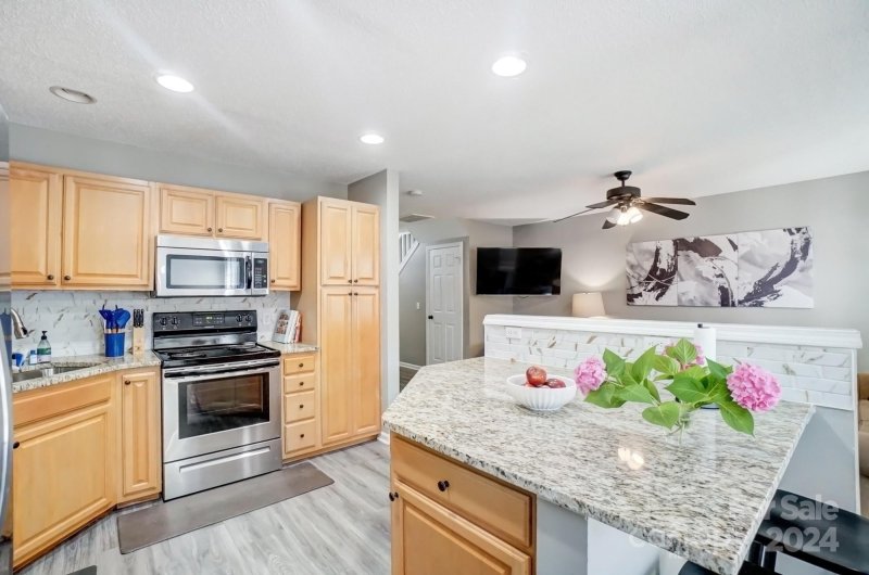 Property image 5 at 10050 University Park Lane, Charlotte, NC 28213